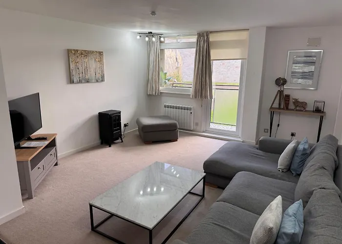 3 Bedroom Tranquil Ground Floor Flat In Merchiston